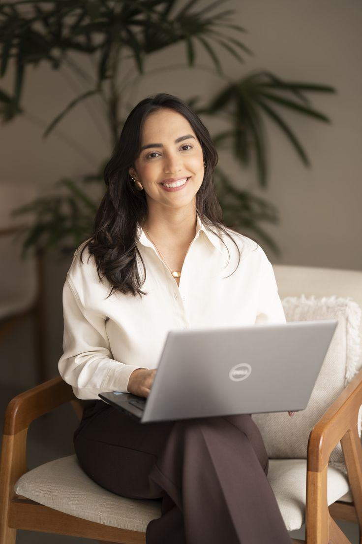 Marina Kessler, fundadora da CEREJE, trabalhando no notebook em seu home office